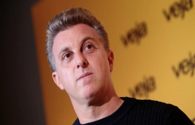 Luciano Huck nega ser contra Bolsa Fam&iacute;lia ap&oacute;s declara&ccedil;&atilde;o causar pol&ecirc;mica   Leia mais em: https://veja.abril.com.br/brasil/luciano-huck-nega-ser-contra-bolsa-familia-apos-declaracao-causar-polemica/